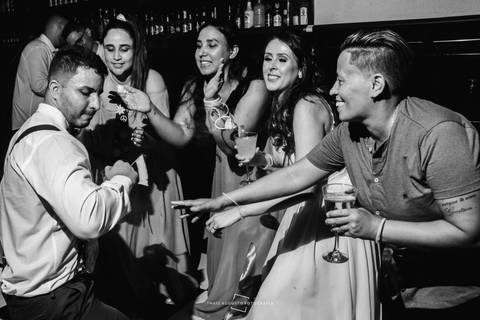 noivos com a galera na balada'