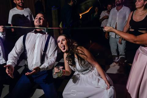 noivos dançando cordinha'