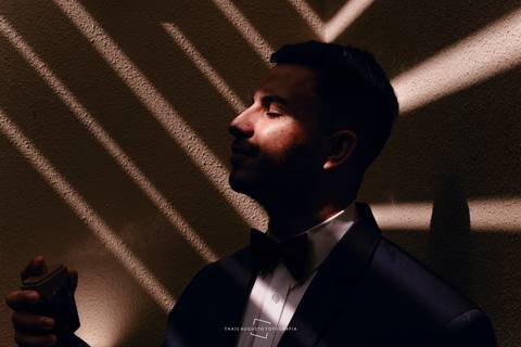 Noiva passando perfume'