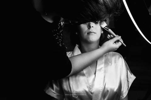 Noiva se arrumando para o casamento'