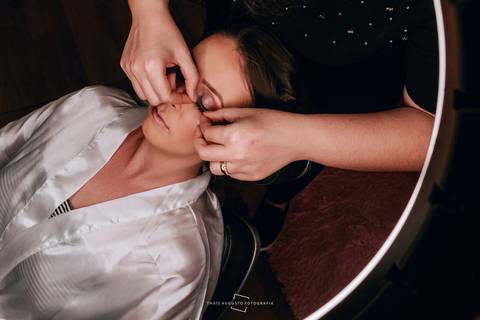 noiva aplicando os cílios'