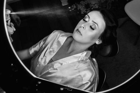 noiva finalizando a maquiagem'