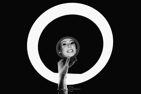 noiva pronta se olhando no espelho'