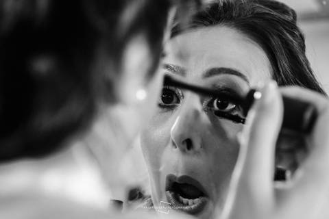 noiva passando rímel'