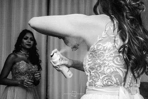 noiva passando desodorante'