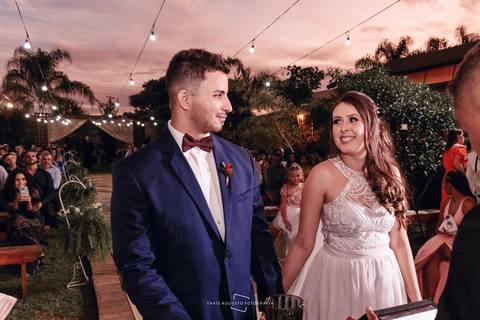 noivos no altar sorrindo'