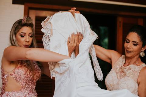 Casamento Rústico Boho Chic Petrópolis Pousada Recanto dos Pinheiros Vestido Noiva Inspiração Noivos Gravata Borboleta Noivo Padrinhos Madrinhas de Casamento Vestido de Madrinha Pousada para se Casar Petrópolis Rio de Janeiro Ensaio Casal Making of Noiva'