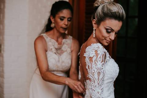 Casamento Rústico Boho Chic Petrópolis Pousada Recanto dos Pinheiros Vestido Noiva Inspiração Noivos Gravata Borboleta Noivo Padrinhos Madrinhas de Casamento Vestido de Madrinha Pousada para se Casar Petrópolis Rio de Janeiro Ensaio Casal Making of Noiva'