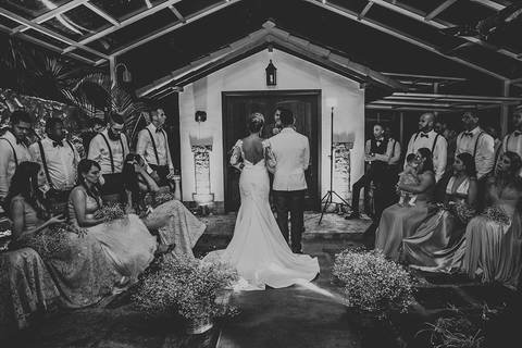 Casamento Rústico Boho Chic Petrópolis Pousada Recanto dos Pinheiros Vestido Noiva Inspiração Noivos Gravata Borboleta Noivo Padrinhos Madrinhas de Casamento Vestido de Madrinha Pousada para se Casar Petrópolis Rio de Janeiro Ensaio Casal Making of Noiva'