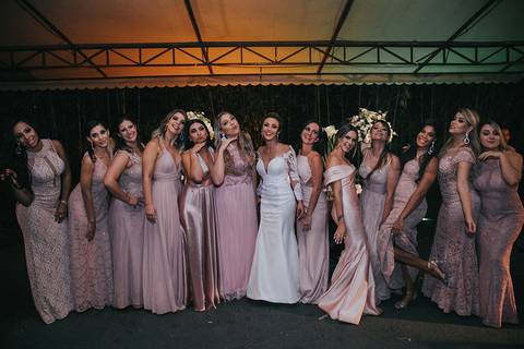 Casamento Rústico Boho Chic Petrópolis Pousada Recanto dos Pinheiros Vestido Noiva Inspiração Noivos Gravata Borboleta Noivo Padrinhos Madrinhas de Casamento Vestido de Madrinha Pousada para se Casar Petrópolis Rio de Janeiro Ensaio Casal Making of Noiva'