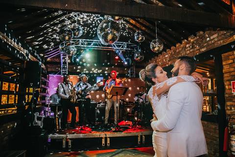 Casamento Rústico Boho Chic Petrópolis Pousada Recanto dos Pinheiros Vestido Noiva Inspiração Noivos Gravata Borboleta Noivo Padrinhos Madrinhas de Casamento Vestido de Madrinha Pousada para se Casar Petrópolis Rio de Janeiro Ensaio Casal Making of Noiva'