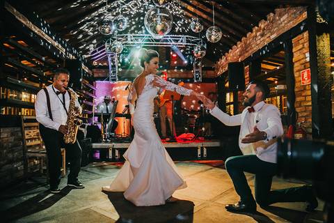 Casamento Rústico Boho Chic Petrópolis Pousada Recanto dos Pinheiros Vestido Noiva Inspiração Noivos Gravata Borboleta Noivo Padrinhos Madrinhas de Casamento Vestido de Madrinha Pousada para se Casar Petrópolis Rio de Janeiro Ensaio Casal Making of Noiva'