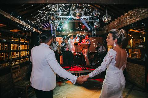 Casamento Rústico Boho Chic Petrópolis Pousada Recanto dos Pinheiros Vestido Noiva Inspiração Noivos Gravata Borboleta Noivo Padrinhos Madrinhas de Casamento Vestido de Madrinha Pousada para se Casar Petrópolis Rio de Janeiro Ensaio Casal Making of Noiva'