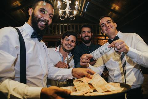 Casamento Rústico Boho Chic Petrópolis Pousada Recanto dos Pinheiros Vestido Noiva Inspiração Noivos Gravata Borboleta Noivo Padrinhos Madrinhas de Casamento Vestido de Madrinha Pousada para se Casar Petrópolis Rio de Janeiro Ensaio Casal Making of Noiva'