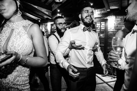 Casamento Rústico Boho Chic Petrópolis Pousada Recanto dos Pinheiros Vestido Noiva Inspiração Noivos Gravata Borboleta Noivo Padrinhos Madrinhas de Casamento Vestido de Madrinha Pousada para se Casar Petrópolis Rio de Janeiro Ensaio Casal Making of Noiva'