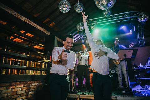 Casamento Rústico Boho Chic Petrópolis Pousada Recanto dos Pinheiros Vestido Noiva Inspiração Noivos Gravata Borboleta Noivo Padrinhos Madrinhas de Casamento Vestido de Madrinha Pousada para se Casar Petrópolis Rio de Janeiro Ensaio Casal Making of Noiva'