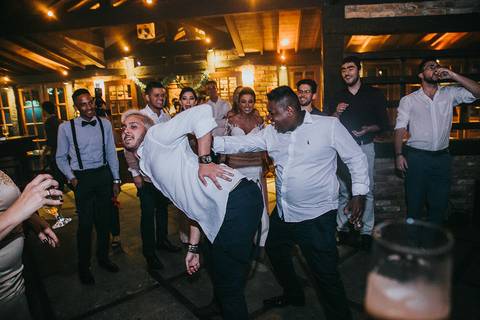 Casamento Rústico Boho Chic Petrópolis Pousada Recanto dos Pinheiros Vestido Noiva Inspiração Noivos Gravata Borboleta Noivo Padrinhos Madrinhas de Casamento Vestido de Madrinha Pousada para se Casar Petrópolis Rio de Janeiro Ensaio Casal Making of Noiva'