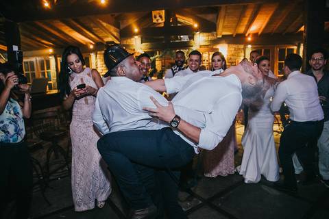 Casamento Rústico Boho Chic Petrópolis Pousada Recanto dos Pinheiros Vestido Noiva Inspiração Noivos Gravata Borboleta Noivo Padrinhos Madrinhas de Casamento Vestido de Madrinha Pousada para se Casar Petrópolis Rio de Janeiro Ensaio Casal Making of Noiva'