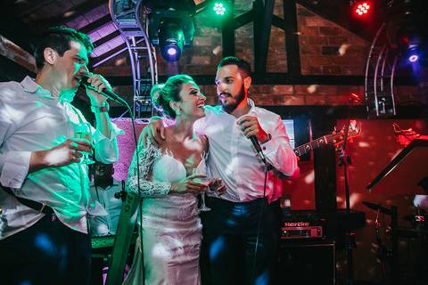 Casamento Rústico Boho Chic Petrópolis Pousada Recanto dos Pinheiros Vestido Noiva Inspiração Noivos Gravata Borboleta Noivo Padrinhos Madrinhas de Casamento Vestido de Madrinha Pousada para se Casar Petrópolis Rio de Janeiro Ensaio Casal Making of Noiva'