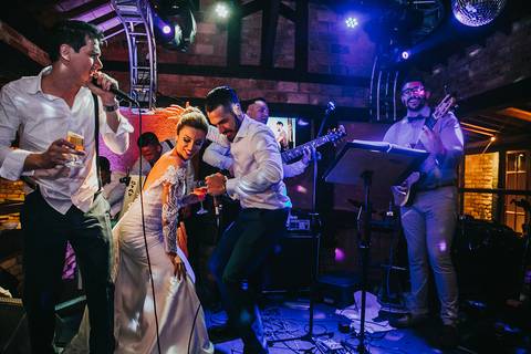 Casamento Rústico Boho Chic Petrópolis Pousada Recanto dos Pinheiros Vestido Noiva Inspiração Noivos Gravata Borboleta Noivo Padrinhos Madrinhas de Casamento Vestido de Madrinha Pousada para se Casar Petrópolis Rio de Janeiro Ensaio Casal Making of Noiva'