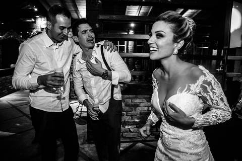 Casamento Rústico Boho Chic Petrópolis Pousada Recanto dos Pinheiros Vestido Noiva Inspiração Noivos Gravata Borboleta Noivo Padrinhos Madrinhas de Casamento Vestido de Madrinha Pousada para se Casar Petrópolis Rio de Janeiro Ensaio Casal Making of Noiva'