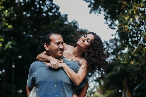 Ensaio de Casal Parque Lage Rio de Janeiro Ensaio no Parque Ensaio no Mato Foto de Casal Ensaio Pré Casamento Fotos no Parque Lage Ensaio de Casal Time Save The Date'
