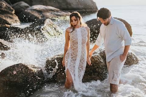 Ensaio de Casal Horto Botânico de Niterói Horto do Fonseca Pre Wedding Praia Adão e Eva Fortaleza de Santa Cruz Niterói Fotos de Casal Casal no Mar Casamento de Dia Ensaio na Praia '