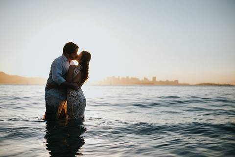 Ensaio de Casal Horto Botânico de Niterói Horto do Fonseca Pre Wedding Praia Adão e Eva Fortaleza de Santa Cruz Niterói Fotos de Casal Casal no Mar Casamento de Dia Ensaio na Praia '
