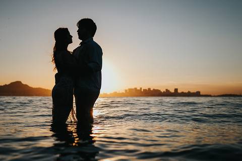 Ensaio de Casal Horto Botânico de Niterói Horto do Fonseca Pre Wedding Praia Adão e Eva Fortaleza de Santa Cruz Niterói Fotos de Casal Casal no Mar Casamento de Dia Ensaio na Praia '