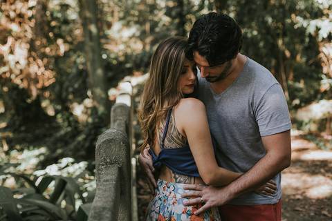 Ensaio de Casal Horto Botânico de Niterói Horto do Fonseca Pre Wedding Praia Adão e Eva Fortaleza de Santa Cruz Niterói Fotos de Casal Casal no Mar Casamento de Dia Ensaio na Praia '