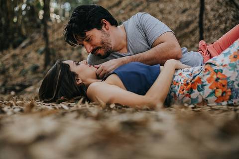 Ensaio de Casal Horto Botânico de Niterói Horto do Fonseca Pre Wedding Praia Adão e Eva Fortaleza de Santa Cruz Niterói Fotos de Casal Casal no Mar Casamento de Dia Ensaio na Praia '