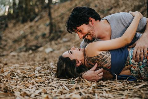 Ensaio de Casal Horto Botânico de Niterói Horto do Fonseca Pre Wedding Praia Adão e Eva Fortaleza de Santa Cruz Niterói Fotos de Casal Casal no Mar Casamento de Dia Ensaio na Praia '