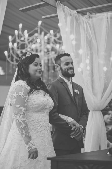 casal no altar'