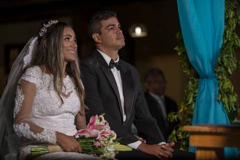 noivos no altar'