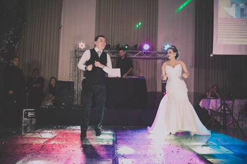 casal dançando feliz '
