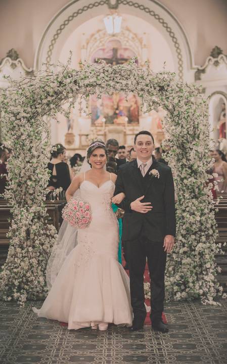 noivos na saída da igreja/ casados '
