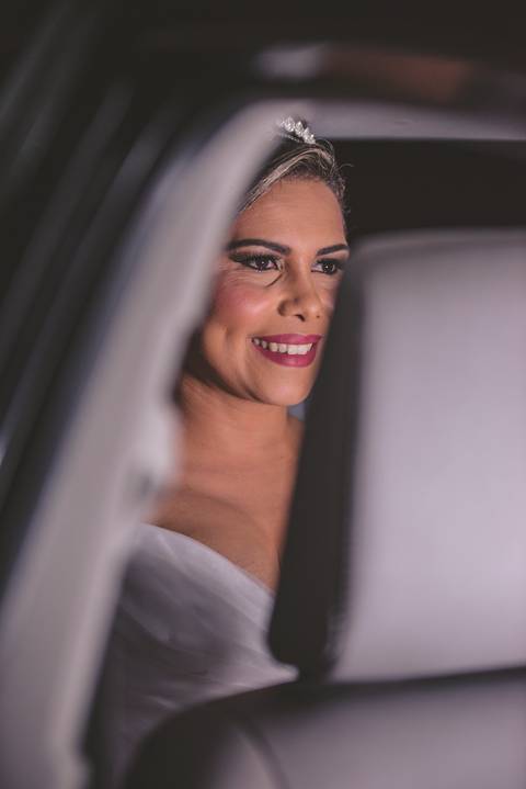 noiva esperando a entrada no carro'