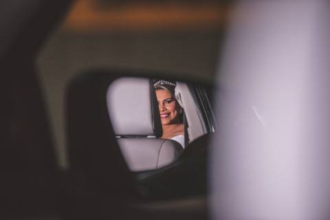 Noiva reflexo no espelho do carro'