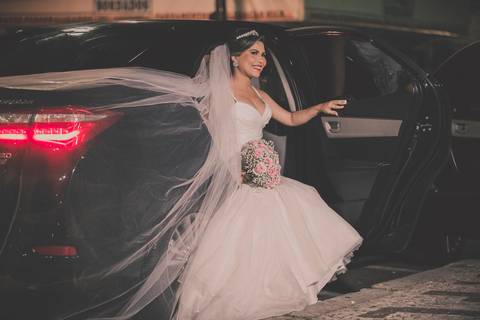 noiva saindo do carro '