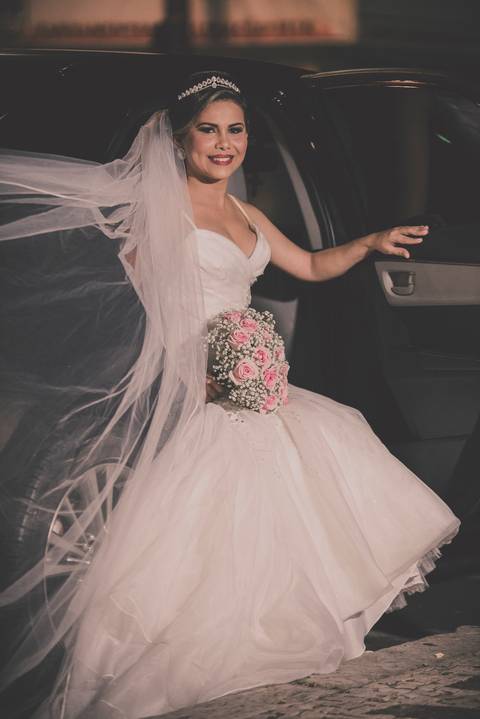 noiva saindo do carro'