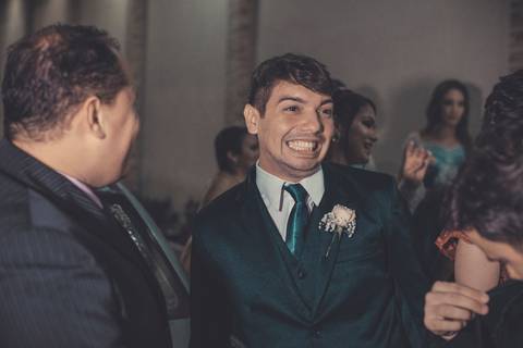 Noivo (João) feliz'