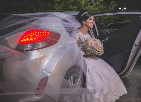 Noiva (Camila) saindo do carro'