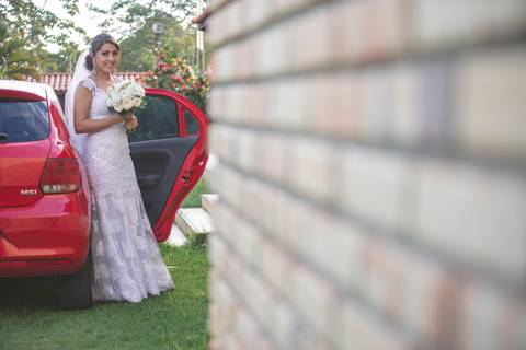 Noiva ( Gleyde) saindo do carro'