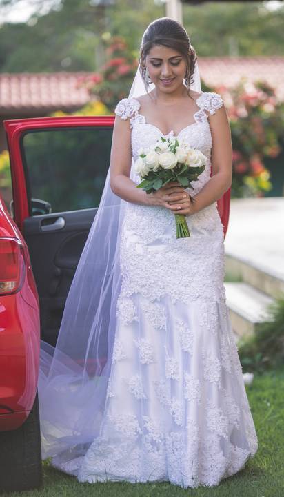 Noiva ( Gleyde) segurando seu bouquet'