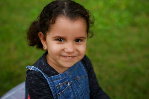 close da criança olhando diretamente para camera'