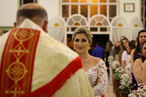 Olhar da noiva, durante celebração de casamento'