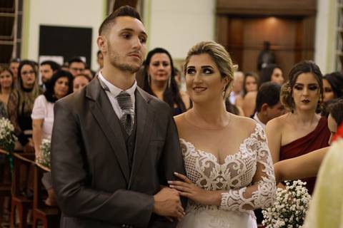 Noiva aprecia seu futuro esposo, durante celebração de seu casamento, na Igreja Cristo Bom Pastor - Uebraba MG'