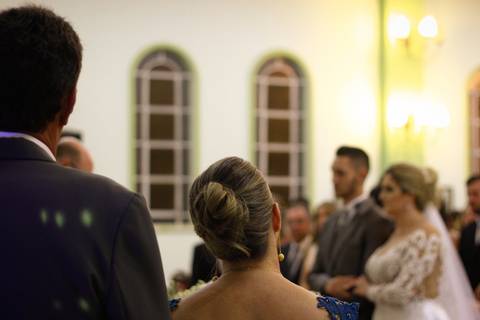 pais da noiva observam os noivos durante a cerimônia de casamento, na Igreja Cristo Bom Pastor - Uberaba - MG'
