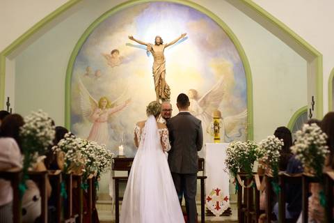 Visão geral da Igreja Cristo Bom Pastor, Uberaba MG, vista de trás, durante cerimonia de casamento'