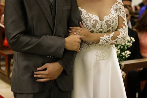 Detalhe das mãos dadas dos noivos durante cerimonia de casamento '